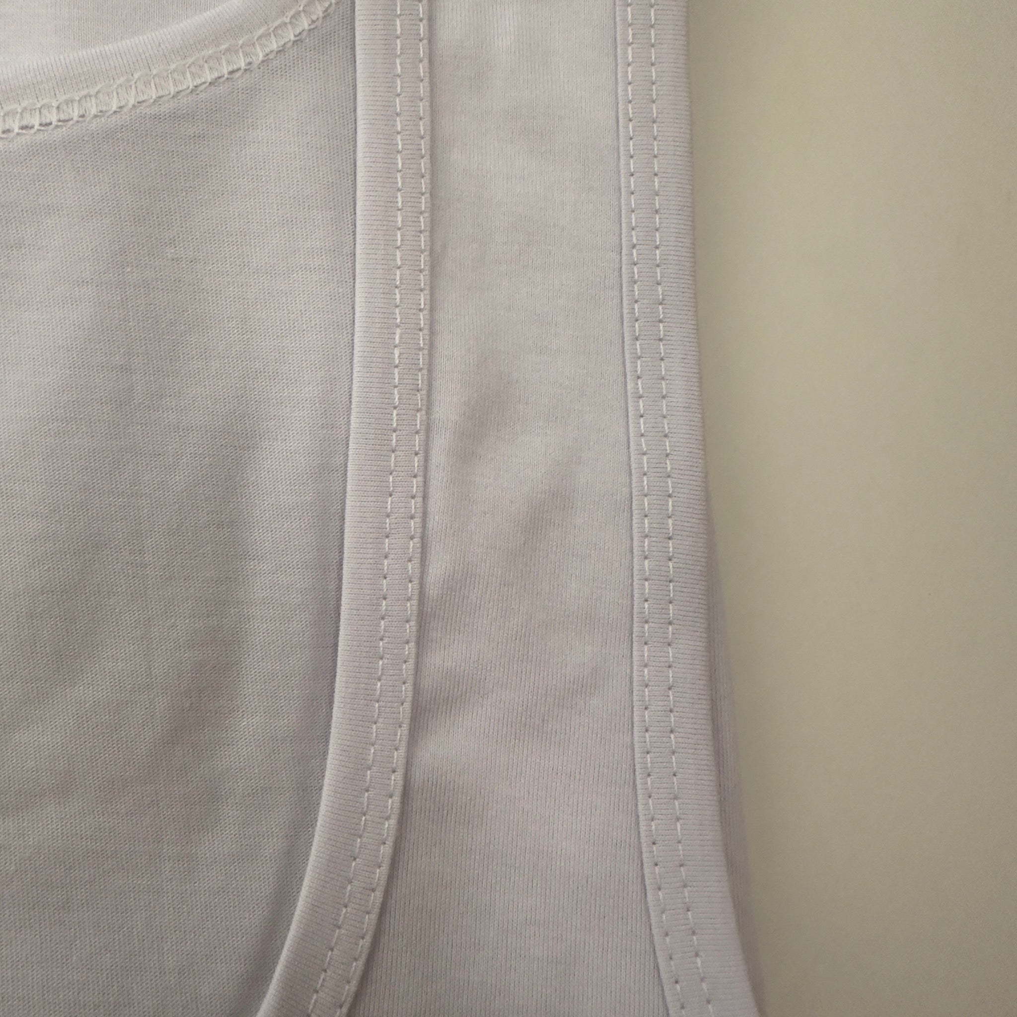 coton-detail-coutureDétail couture et bretelle du débardeur homme blanc en coton