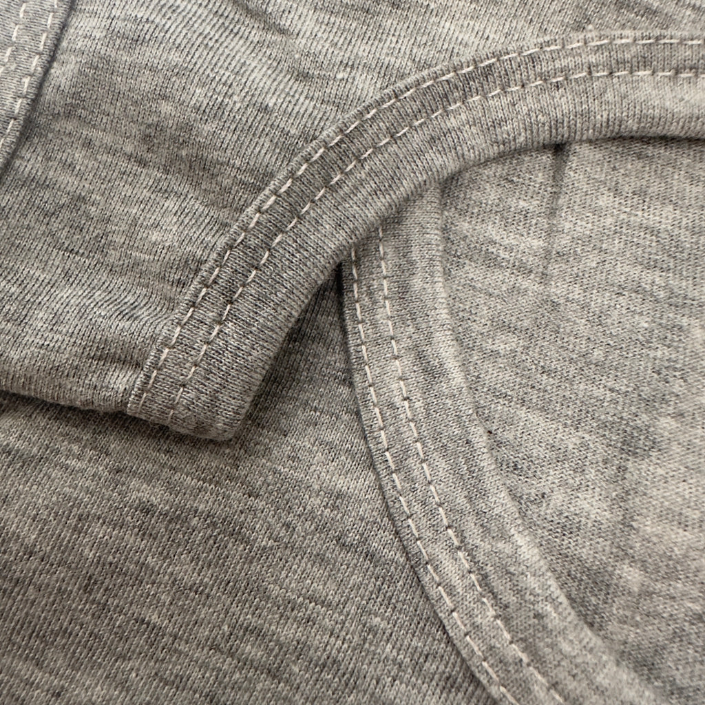 Détail couture du débardeur homme gris chiné en coton