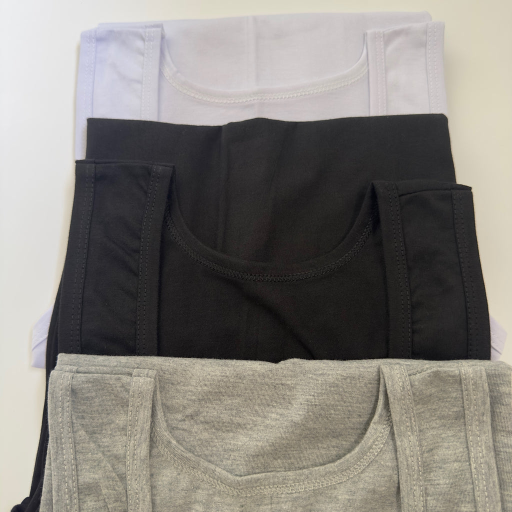 Lot de débardeurs homme coton gris, blanc et noir pliés